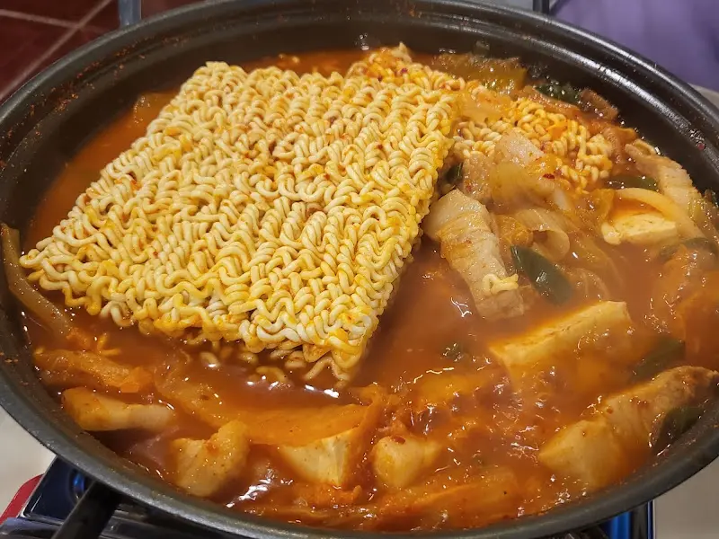 라면 사리가 들어간 김치찌개