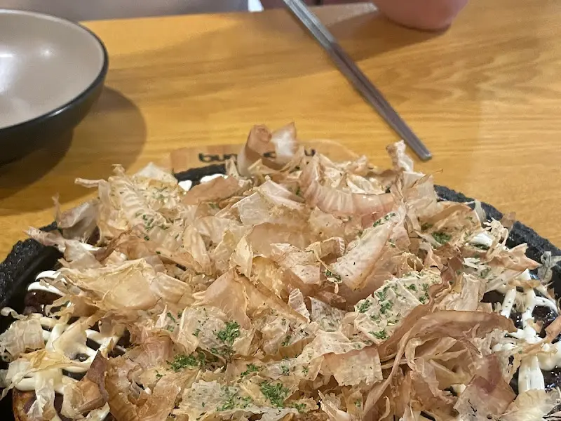 가쓰오부시가 듬뿍 뿌려진 오코노미야끼