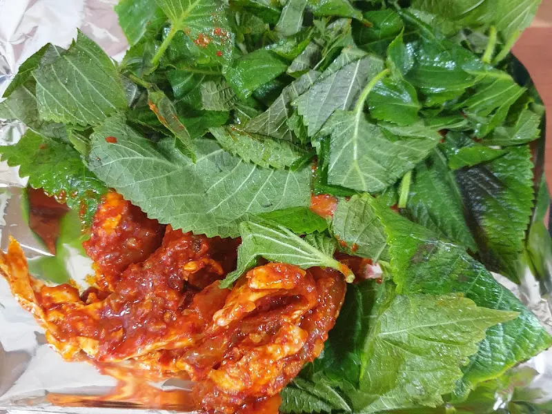 푸짐하게 깻잎이 올려진 닭갈비