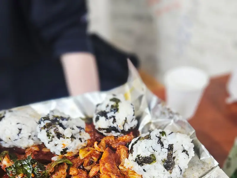 닭갈비 위에 얹어진 주먹밥