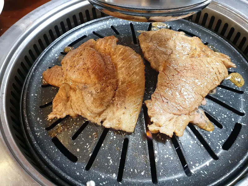 윤기가 흐르는 돼지갈비 구이의 모습