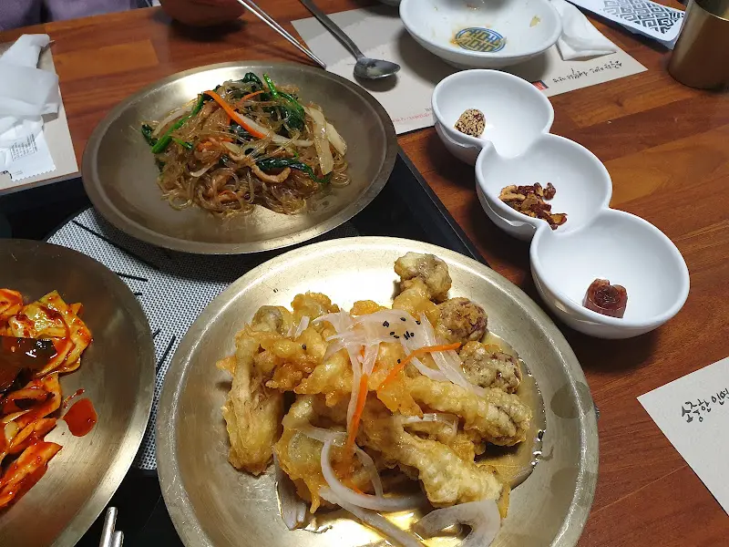 놋그릇에 담긴 잡채, 튀김, 김치