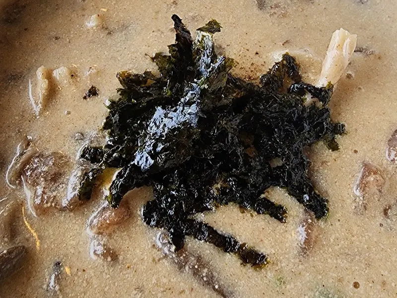 김가루가 뿌려진 들깨 수제비