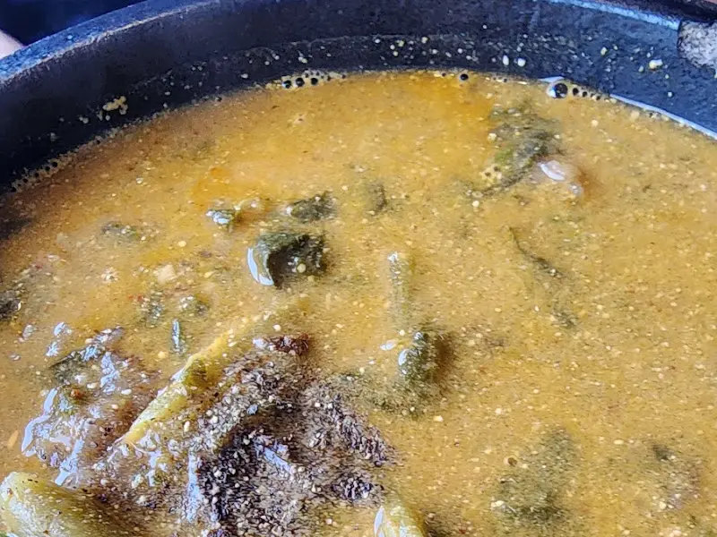 뚝배기에 담겨져 나온 추어제비