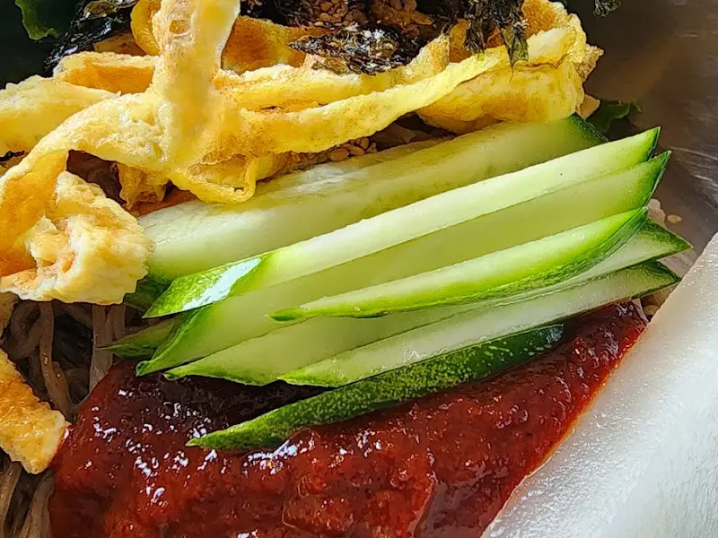 오이와 김가루가 올라간 동치미 도토리 막국수