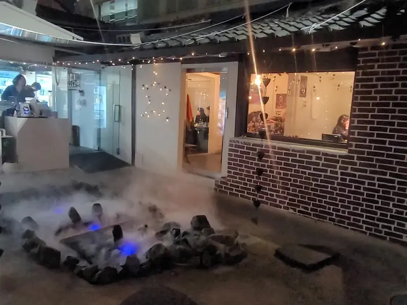 수상한 한옥 내부 모습