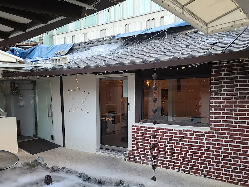 낮에 바라본 수상한 한옥의 모습