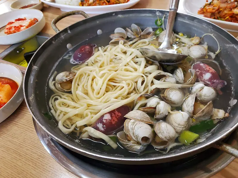 산낙지와 조개칼국수 한 상 차림