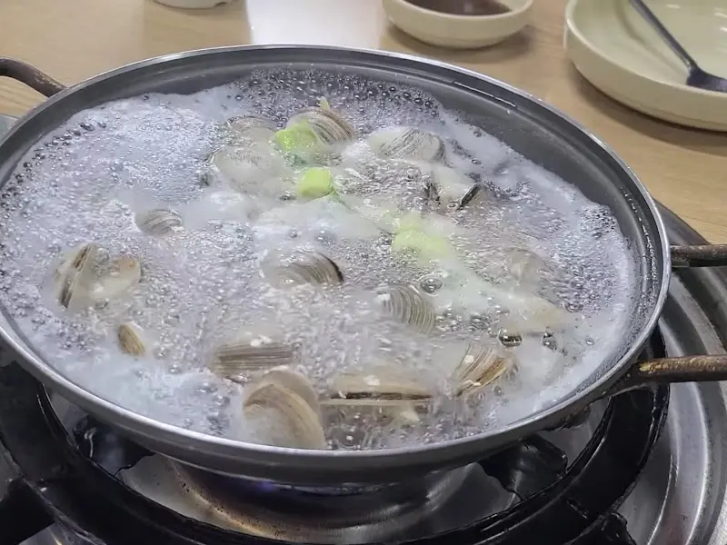 보글보글 끓고 있는 조개 칼국수