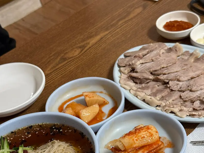 막국수, 편육, 그리고 다채로운 곁들임