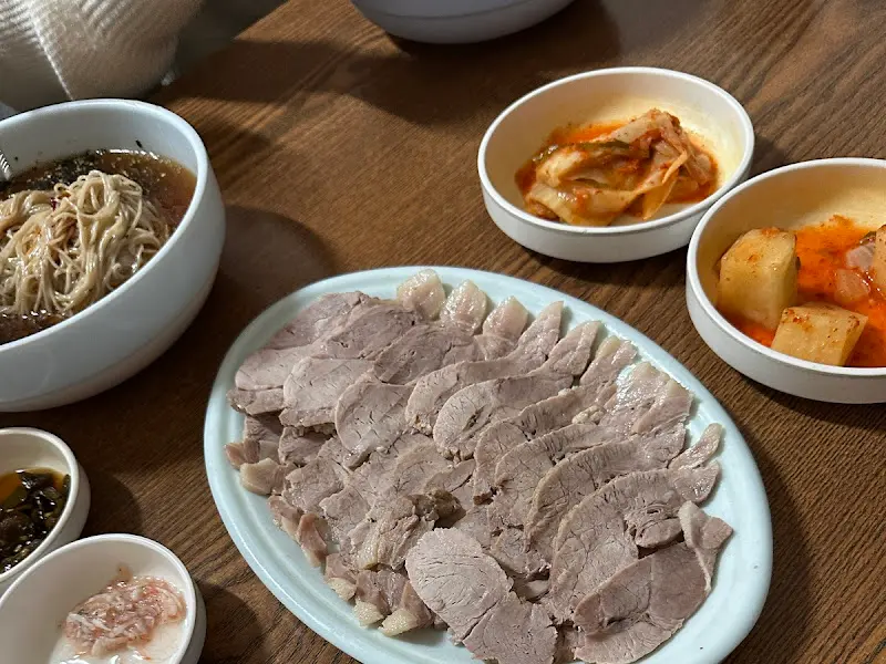 싱싱한 야채 고명이 올려진 막국수