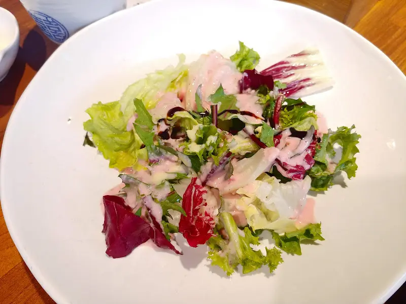 싱싱한 채소 샐러드의 모습