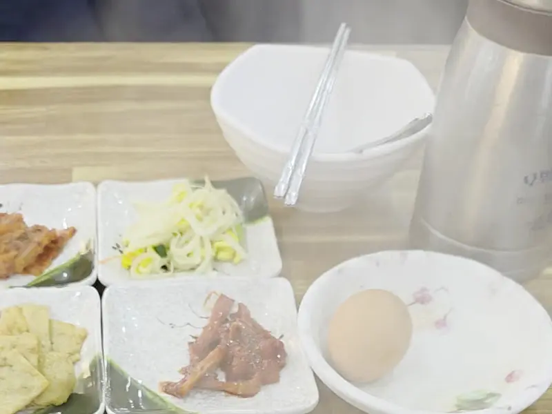 밑반찬과 뚝배기