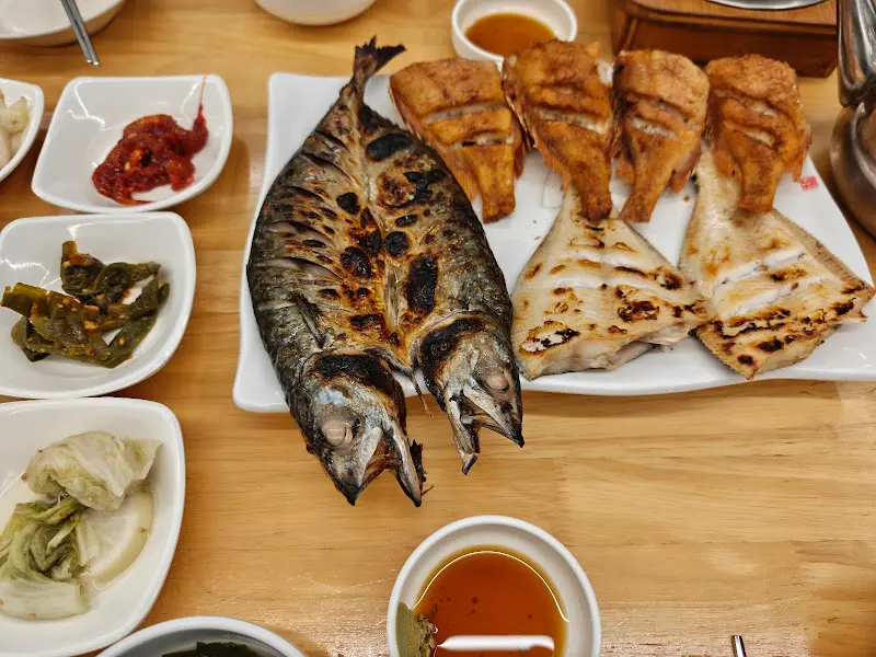 뽈락구이와 다양한 밑반찬