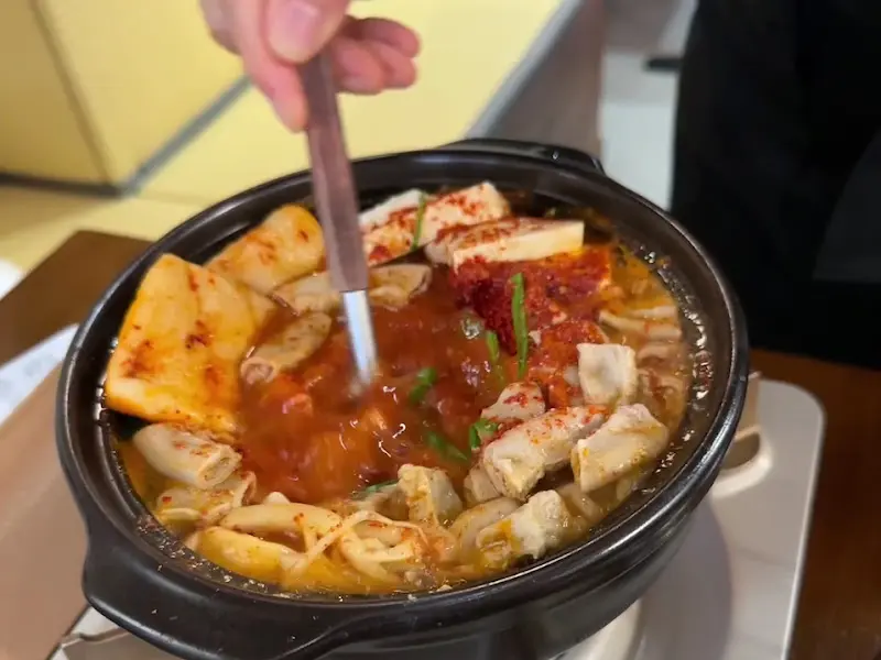 곱창전골 섞는 모습