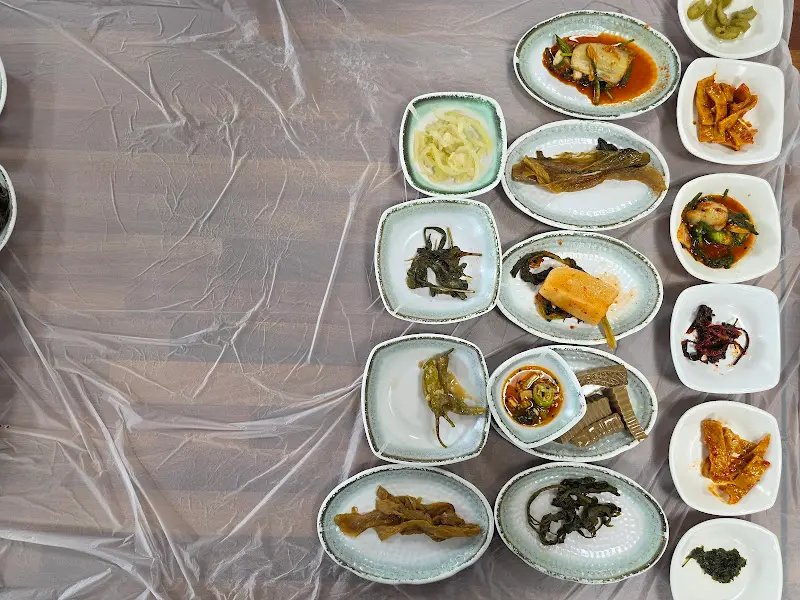 테이블 가득 차려진 반찬