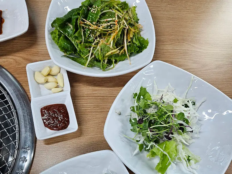 깔끔하게 차려진 밑반찬