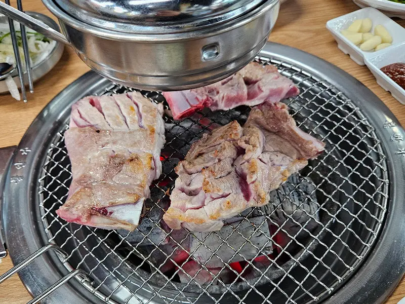 숯불 위에서 익어가는 생갈비