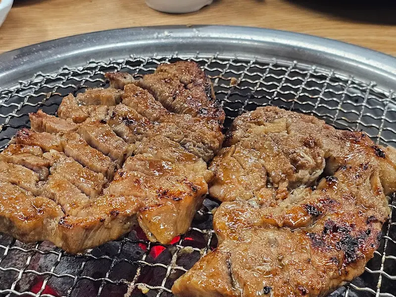 먹기 좋게 잘린 양념갈비