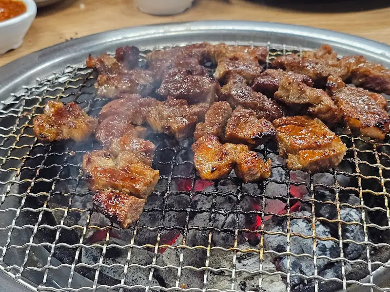 숯불 위에서 맛있게 익어가는 양념갈비
