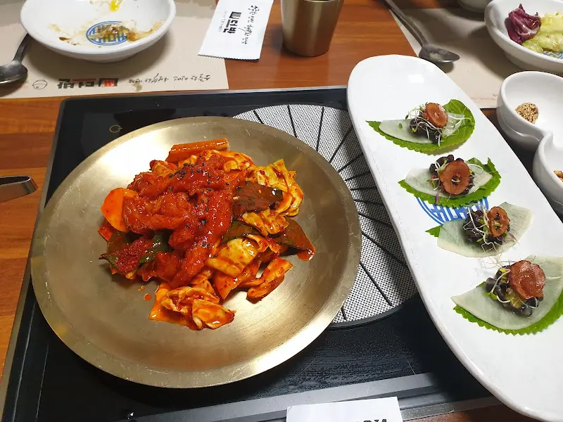 놋그릇에 담긴 김치와 쌈