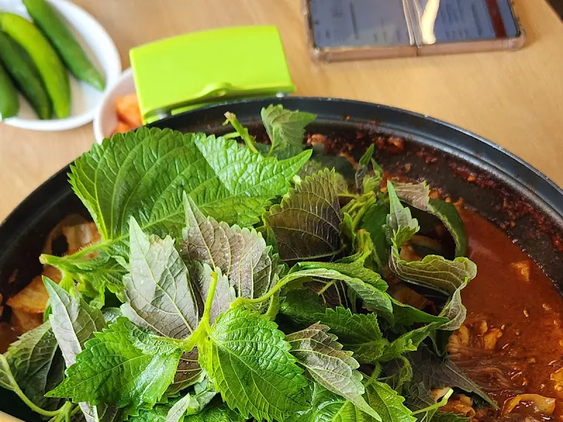 쑥갓이 듬뿍 올라간 곱창전골