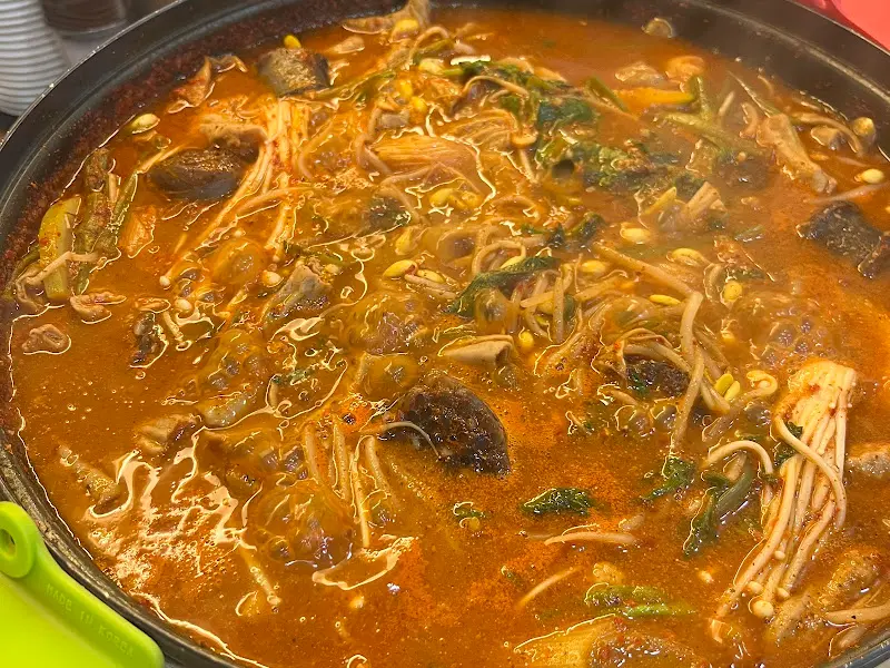 맛있게 끓고 있는 곱창전골