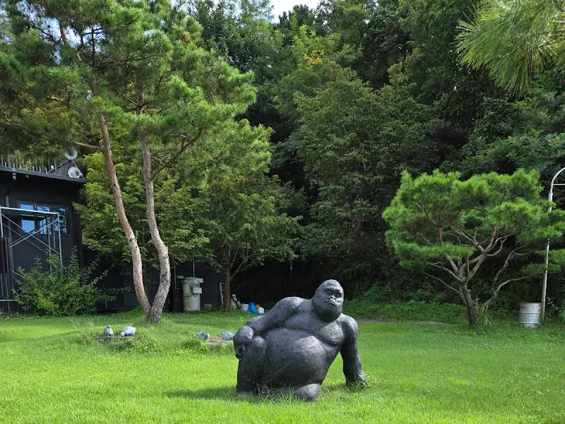 넓은 잔디밭과 고릴라 조형물