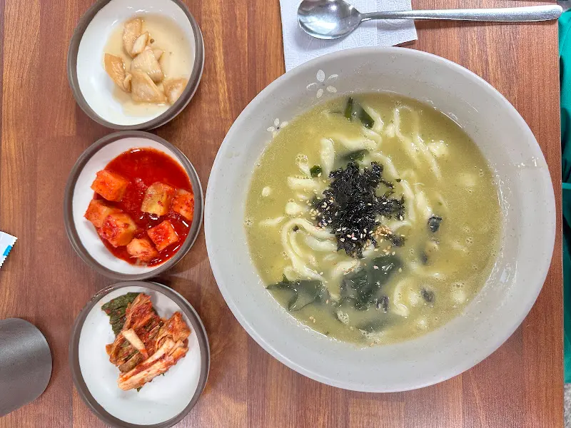 보말칼국수와 반찬