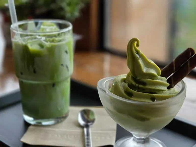 녹차 아이스크림과 호지차 밀크티