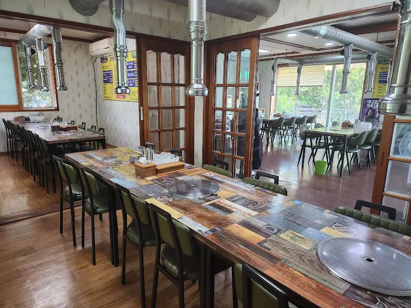 넓고 쾌적한 내부 테이블