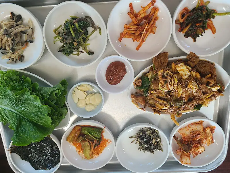 푸짐한 제육백반 한 상 차림