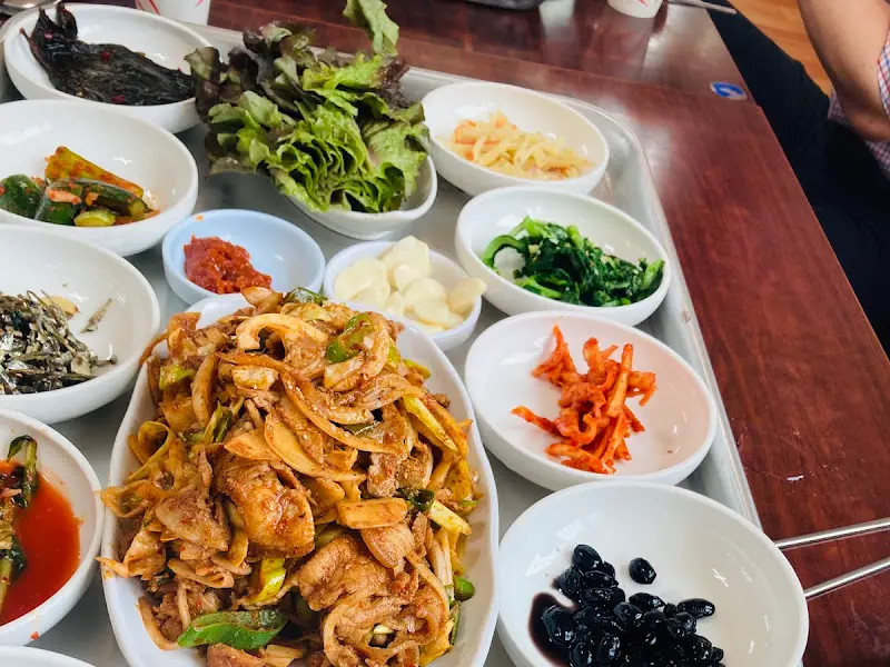 다채로운 반찬들