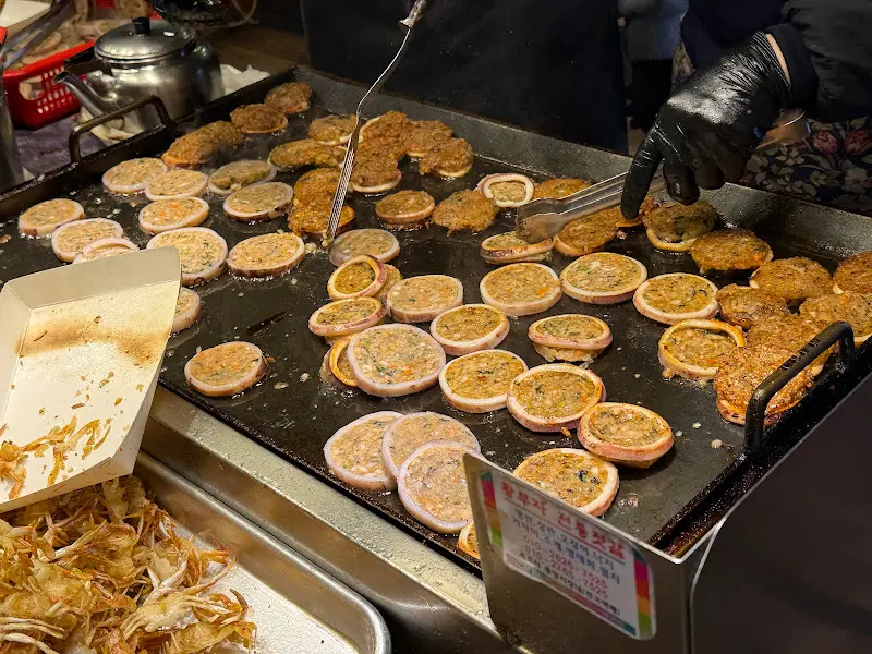 철판 위에서 구워지고 있는 누룽지 오징어순대