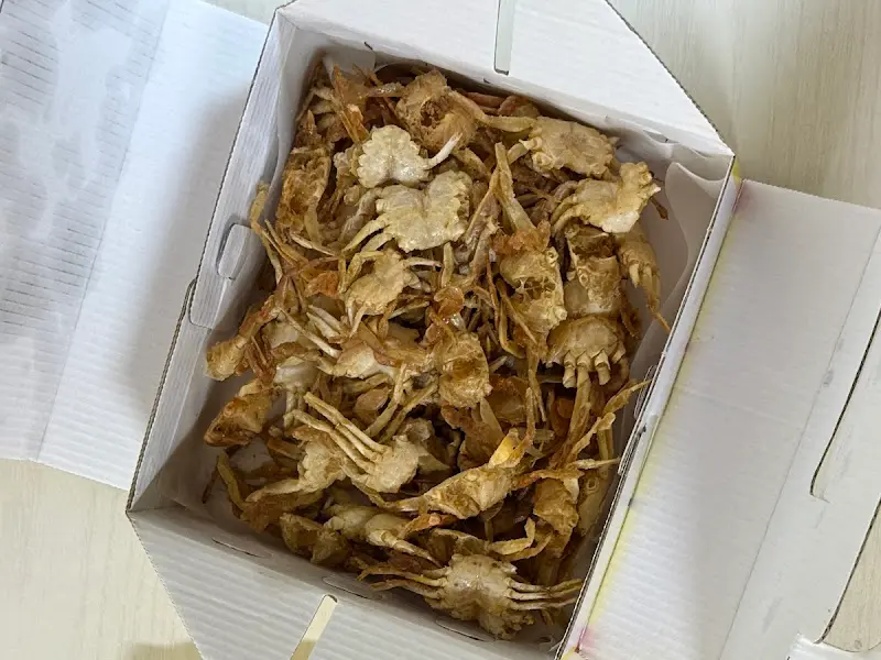 종이 상자에 담겨 있는 베이비크랩 튀김