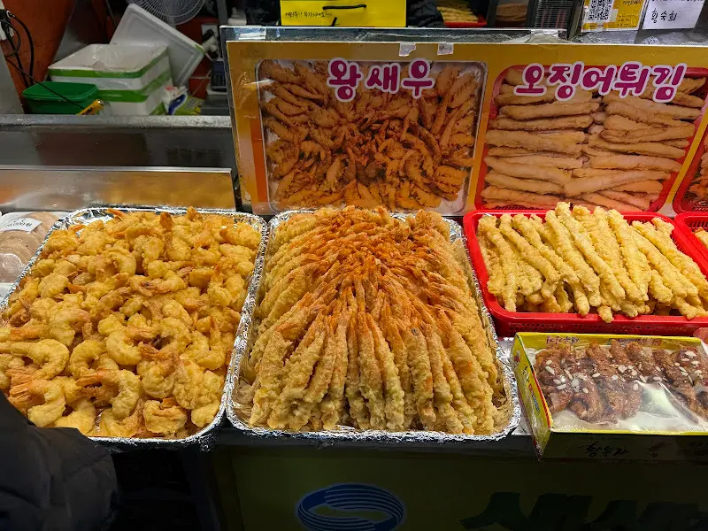 황부자튀김 매대에 진열된 다양한 튀김들