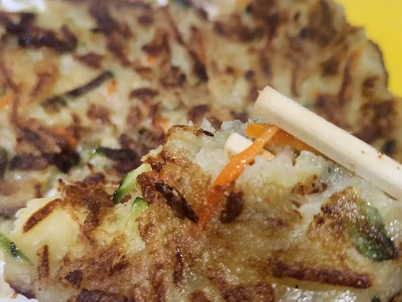 접시에 담긴 감자전