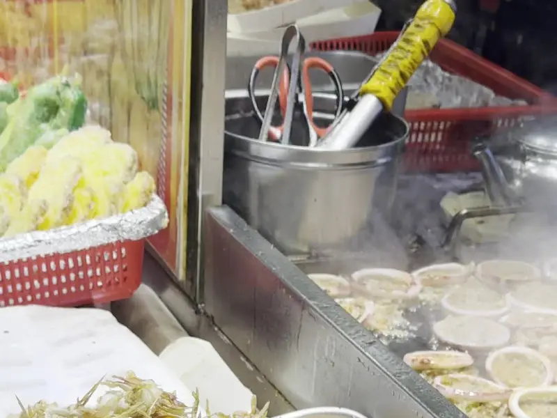 튀김을 만드는 모습