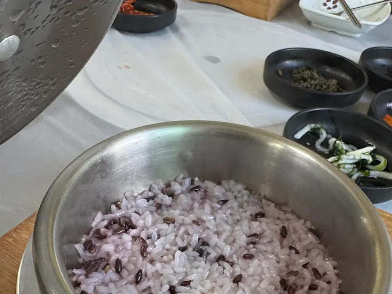 윤기가 자르르 흐르는 흑미 가마솥밥