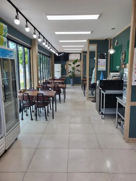 넓고 깔끔한 내부