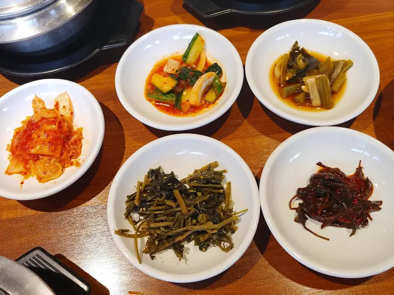 다양한 종류의 반찬들