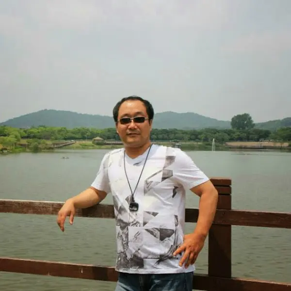 여행객의 편안한 미소