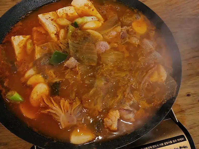 솥뚜껑 김치찌개 비주얼