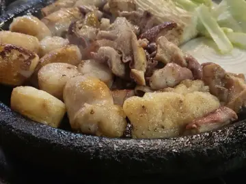 잊을 수 없는 풍미, 압구정 곱창 골목에서 만난 인생 맛집