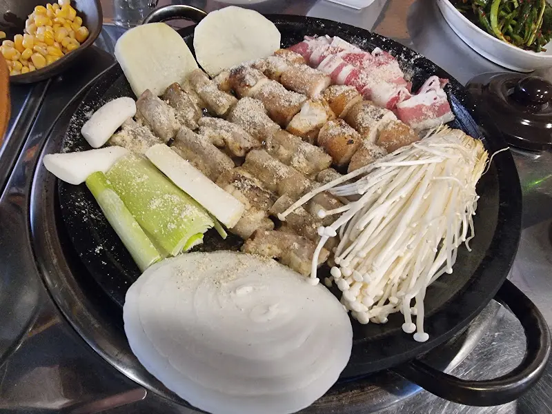 곱창과 다양한 야채