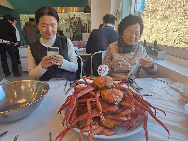 푸짐하게 차려진 홍게 한 상