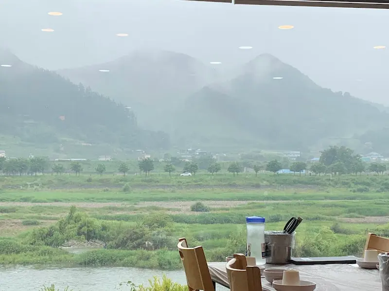 달천이 보이는 별난찜 창가 풍경