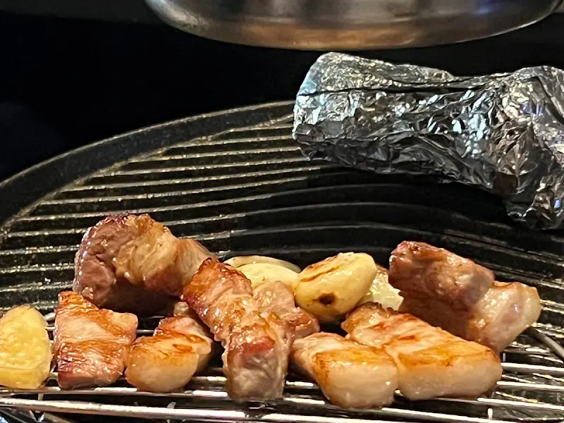 숯불 위에 구워지는 고기