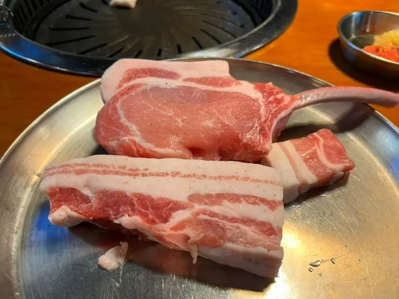 신선해 보이는 삼겹살과 목살