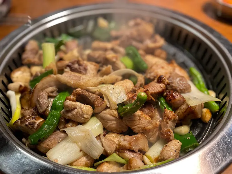 고기와 야채를 함께 볶듯이 구워 먹는 모습